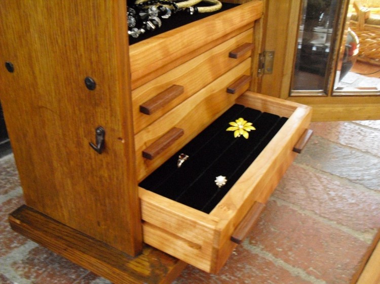 ning-yugoslavclockcasejewelrycase2-43841