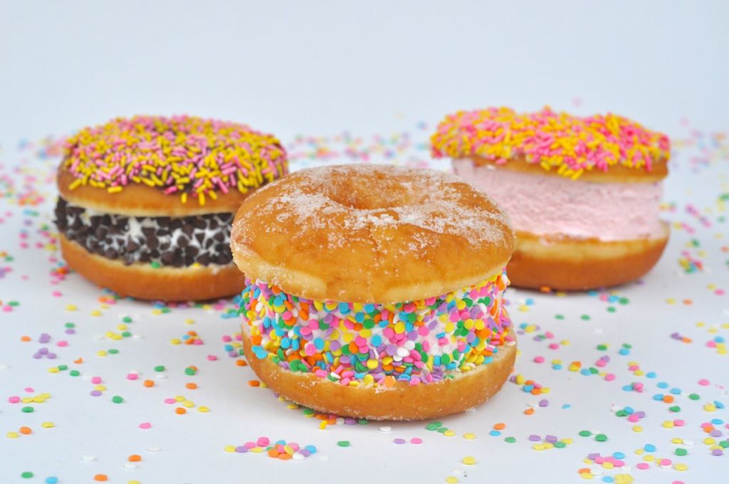 https://images.duckduckgo.com/iu/?u=http%3A%2F%2Fwww.makelifelovely.com%2Fwp-content%2Fuploads%2F2015%2F05%2FDonut-Ice-Cream-Sandwiches-Recipe-1024x680.jpg%3Feb8e7c&f=1