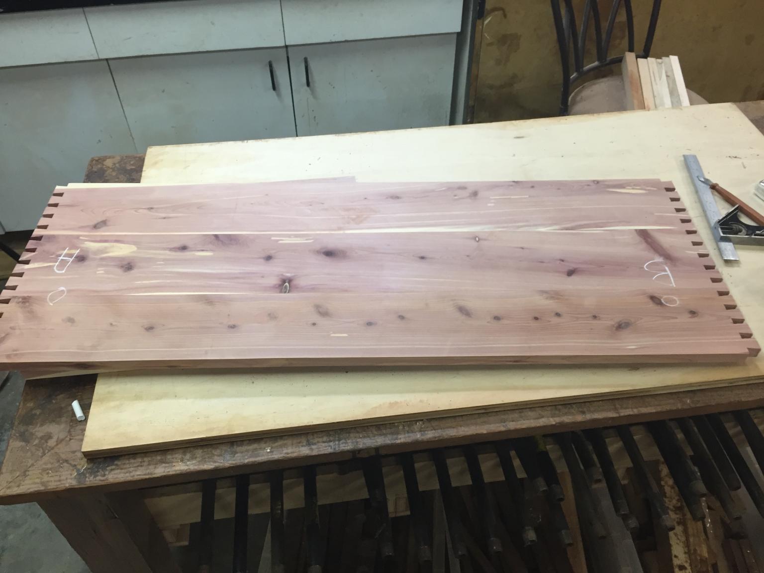 56992278bb717_CuttingDovetails.thumb.jpg