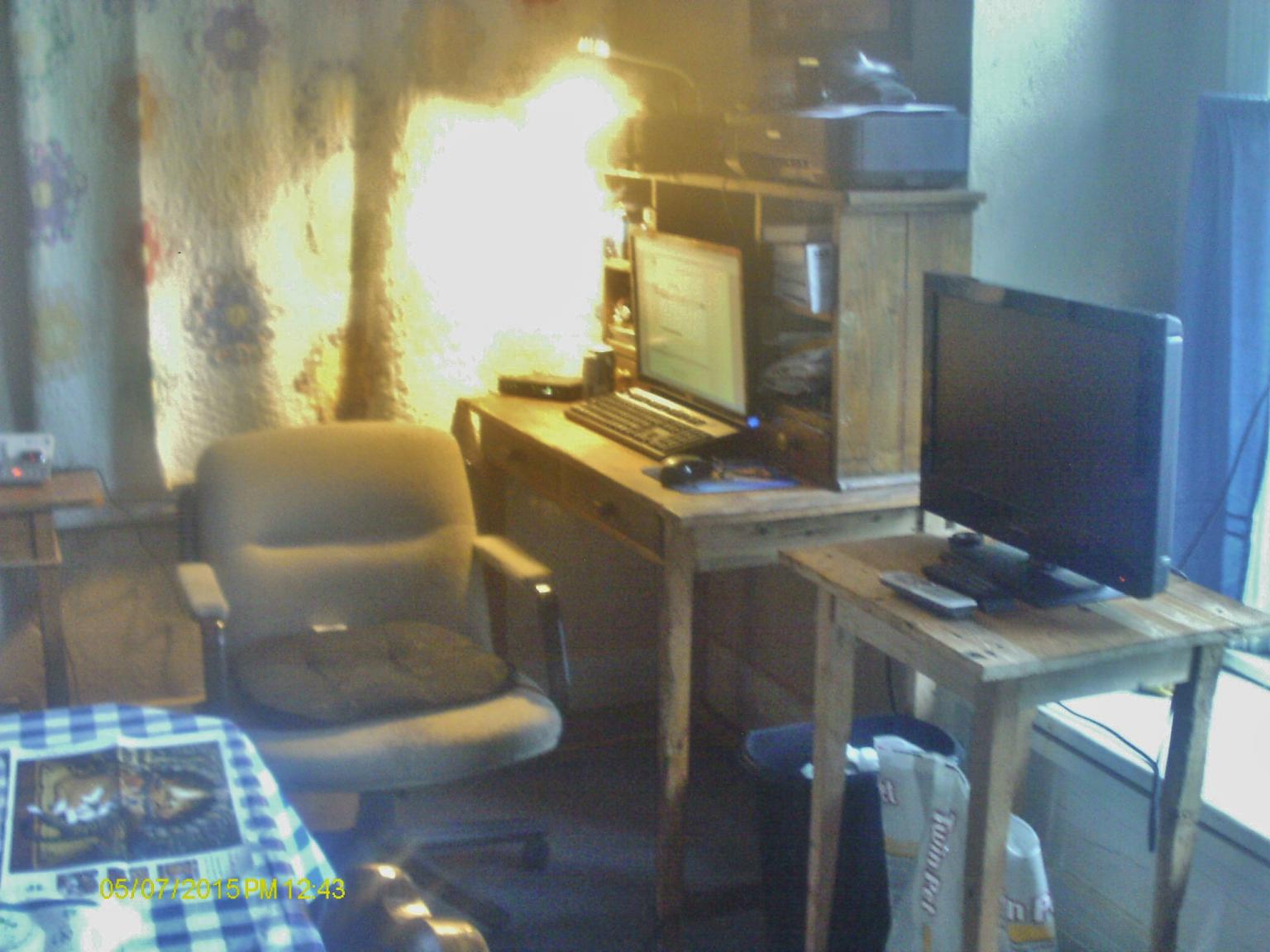 computer desk.JPG