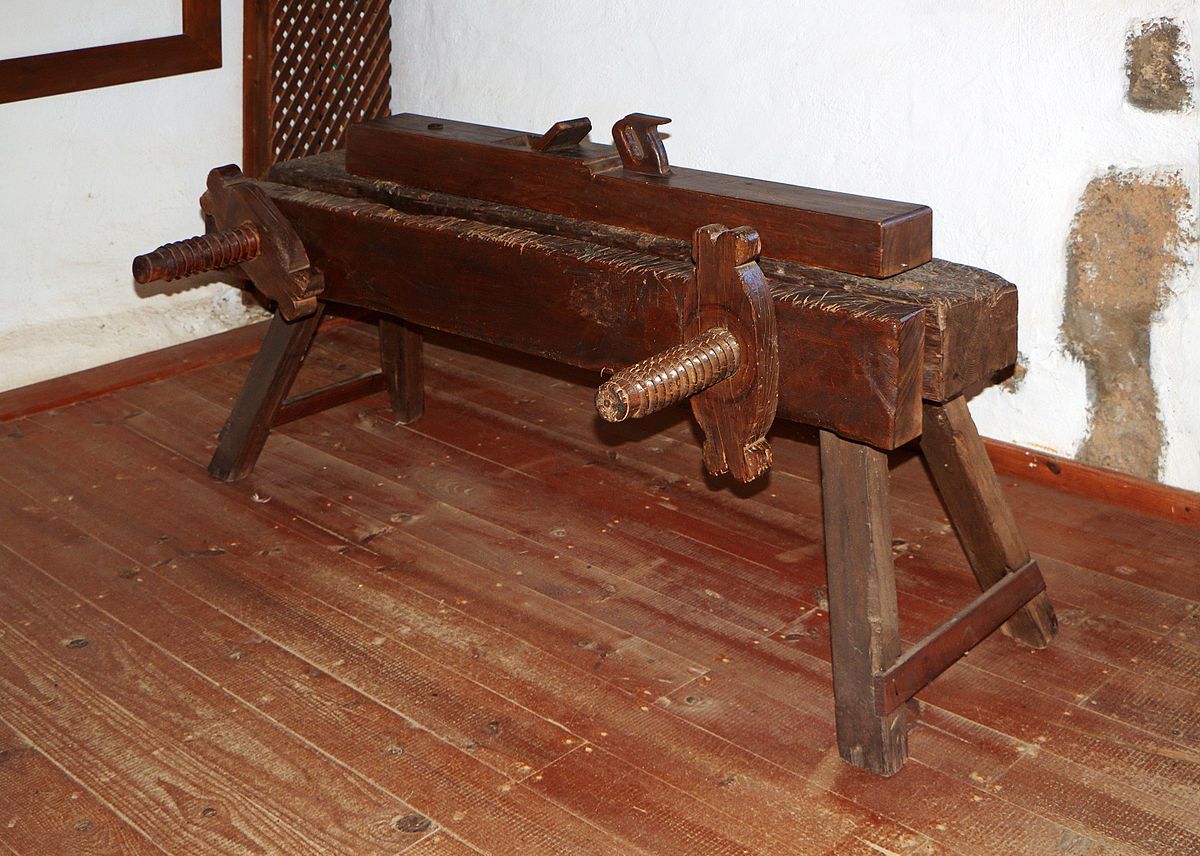 1200px-Carpenter's_bench_-_Museo_Agrícola_el_Patio_-_Tiagua.jpeg