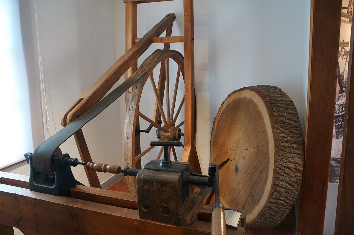 1200px-Felleries,_Le_musée_des_Bois_Jolis_(8).JPG