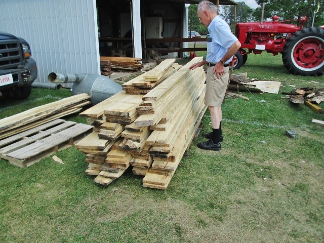 lumber.jpg.a94cde960d61c5fa97fb90706703bf36.jpg