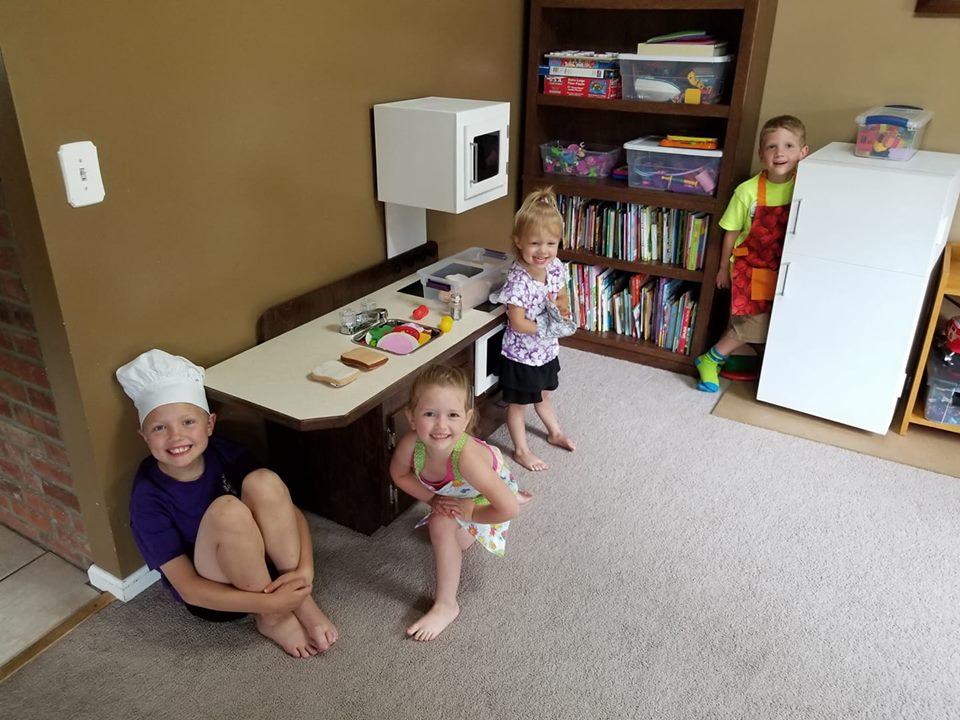 1177047965_swartzkitchenset.jpg.0186da8826d954c1f1b3aa8c19a266be.jpg