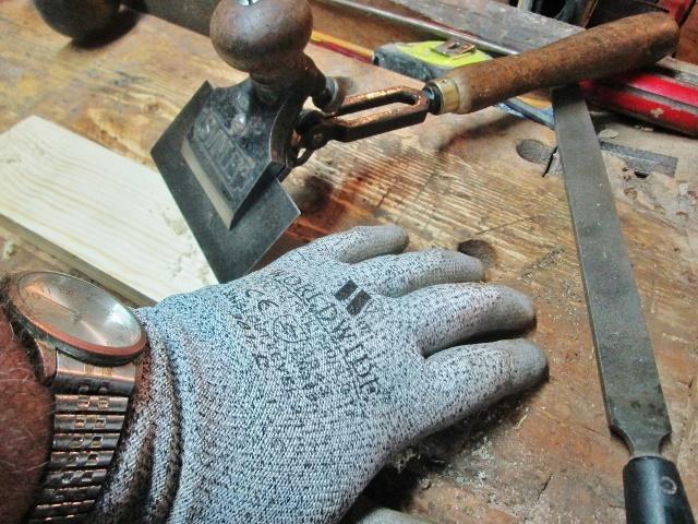 gloves.jpg.095ce0f738f3ce4c04d397c8cb55ec2c.jpg