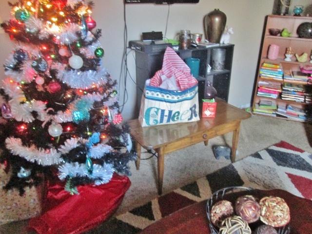 1097664918_underthetree.jpg.3c751b8dcae934096baed63c6fda448e.jpg