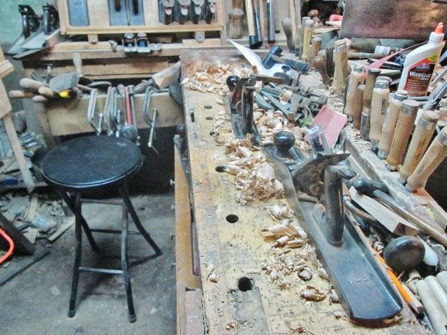 1101740366_messybench.jpg.04662aeb9a13a1b7a00854580e0184ed.jpg