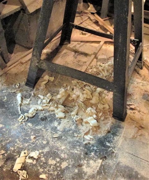 1537568425_ComputerDeskDrawersshavings.JPG.d6330ed065f68988e0387fa57074a427.JPG