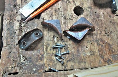 1773165539_computerdeskassemblyStanleybrackets.JPG.38fe94b97094c4c0d7347a30d0e43426.JPG