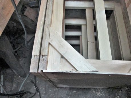 1781474229_Computerdeskassemblycornerbrackets.JPG.f09f00963f7b5ca2e4951eebf1ab93fe.JPG
