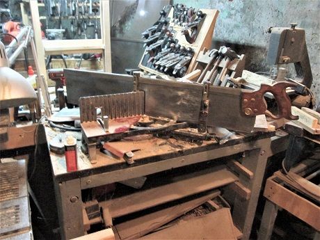 1972847979_Computerdeskassemblymitresaw.JPG.a8db1dfdd3c9905a510b835480400915.JPG