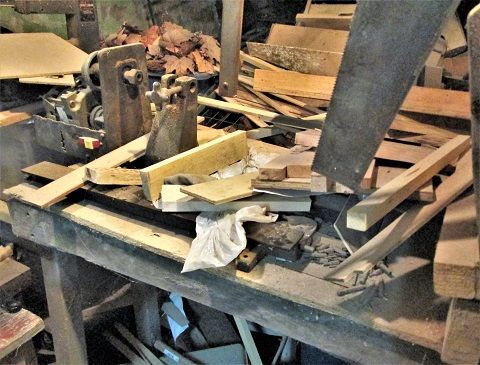 1245093463_MitreBoxSawjunkpile....JPG.7af473d74b876cbd720a6b891a58fedd.JPG