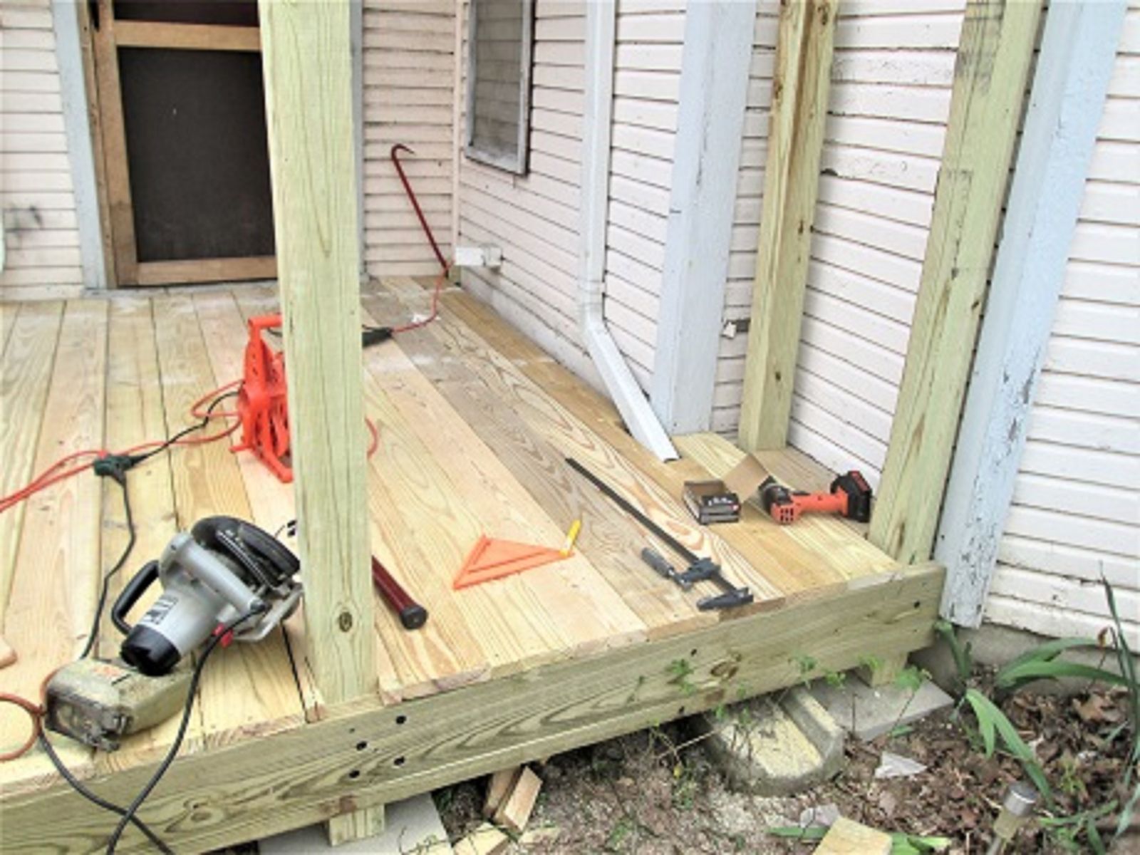 1804083663_PorchProjectdeckingcomplete.JPG.d1aca98f266f3b8a76831a794d9a69e3.JPG