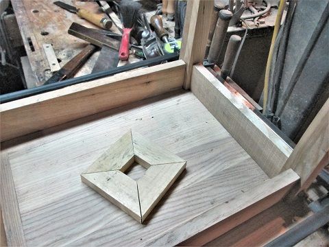 712056008_ShakerTableProject4cornerblocks.JPG.98a61a63f4ba73068eee0052bf35813b.JPG