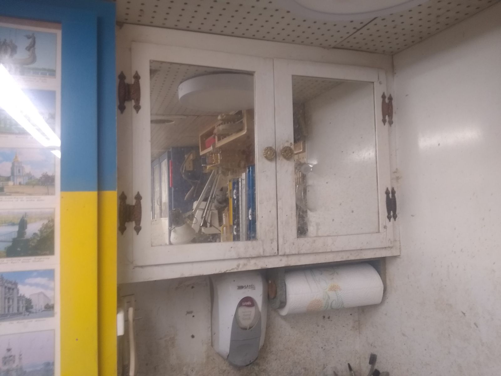 1195840366_oldcabinet.jpg.9dfc1a990fc3e87a4d28544534609ab5.jpg
