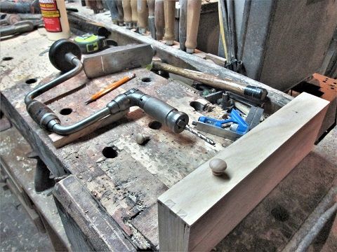 836303685_2drawerchest1knobinstalled.JPG.21bb8f7ad699dcfd87afc630cb629e1e.JPG