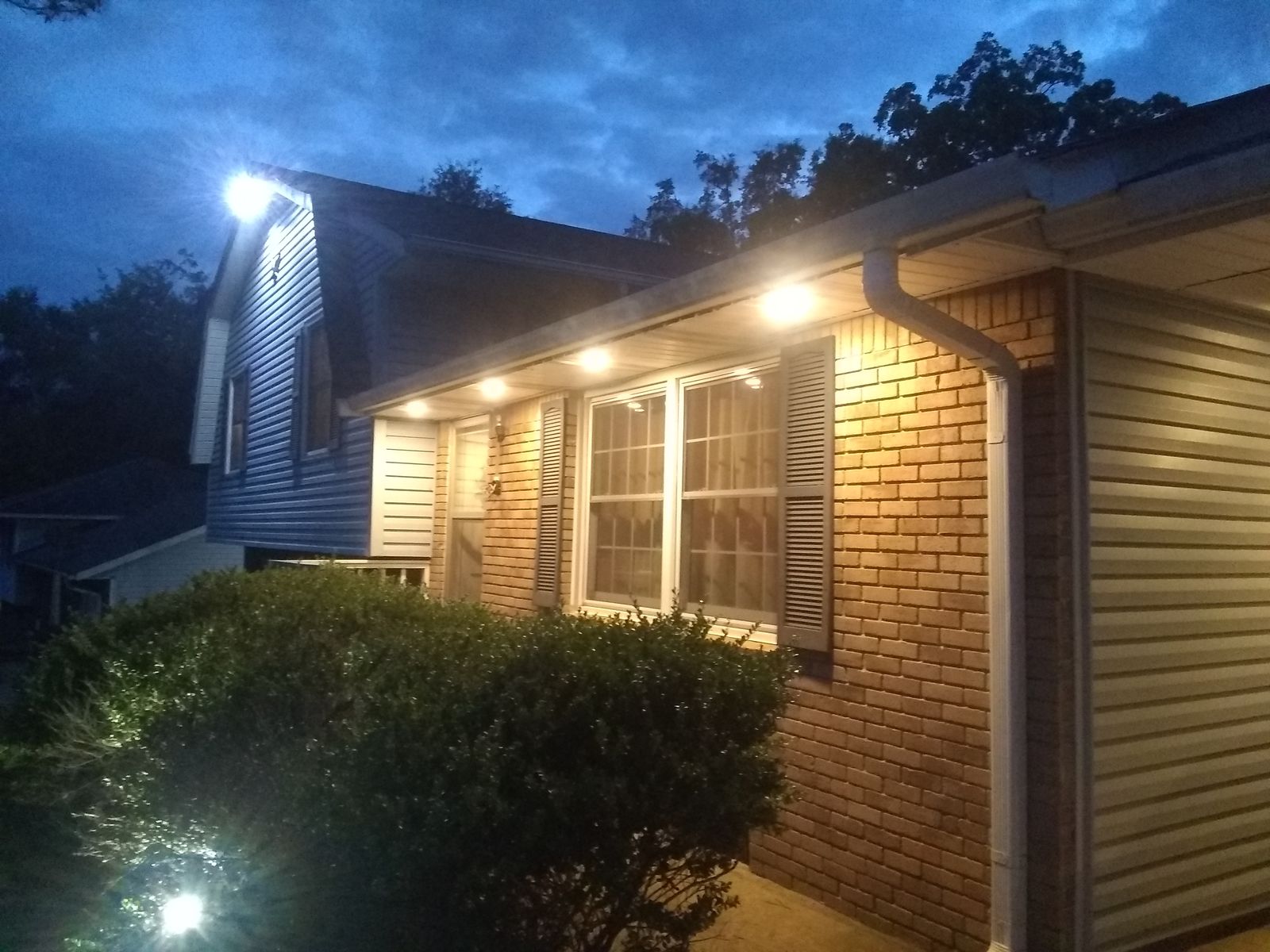 961423554_LEDfrontporch.jpg.e2775b4d8fe46eabb77fa5b75e5584a2.jpg