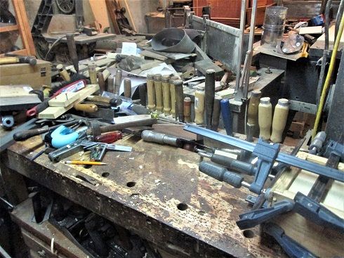 59685896_DovetailClassbuildaboxmessybench.JPG.1d1e81093845925c90c8943adf5adaa1.JPG
