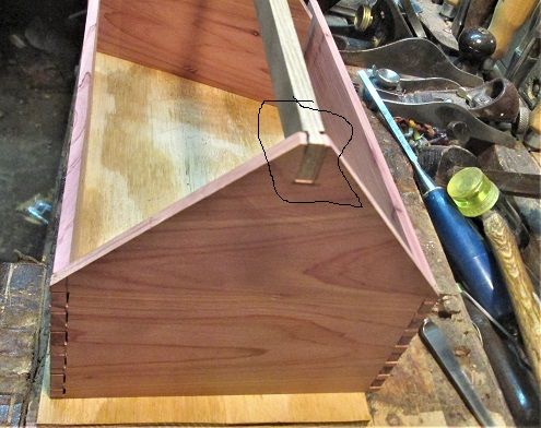 617989576_CedarToolBoxtopbardovetailed.JPG.39c3e12d97a9ddda69134d31f6c75a75.JPG