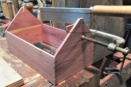 721539610_CedarToolBoxbadnotching.JPG.cc999741f494e66a1a5b2429a6d0ecf8.JPG