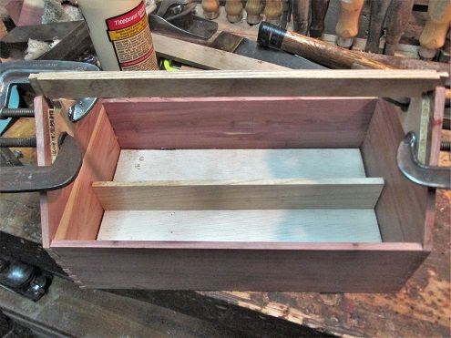 1572697154_CedarToolBoxfittingthecenterdivider.JPG.a6dfb211dc9764e6839a3d208ee0a7ff.JPG