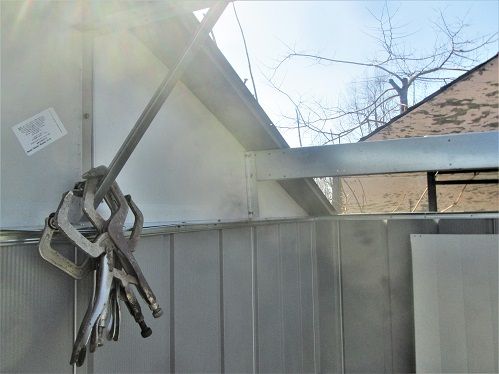 1021393758_ShedRoofProjectNo.1cornerdoneclamps.JPG.a3aafa6c64b2cbbfae52c5252d08bdba.JPG