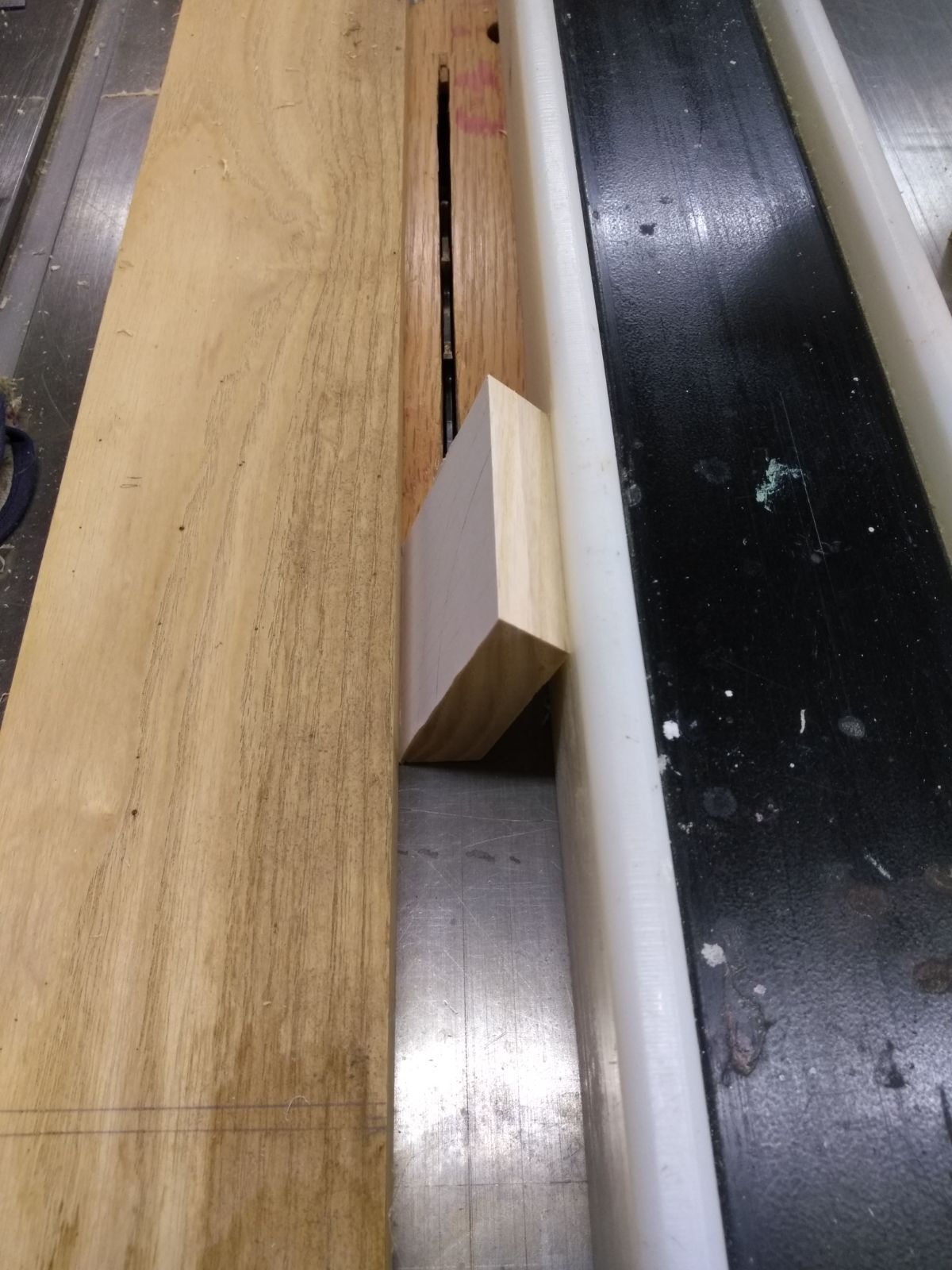 1879563121_IMG_20210818_154520877cuttingslotsontablesawtojoinsidestogether.jpg.149607755e545429b50292536219cd23.jpg