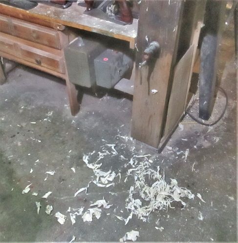1357879135_BoxNo.2Shavingsfromthelid.JPG.82a10eab46a0114175a0efc8fbca450b.JPG