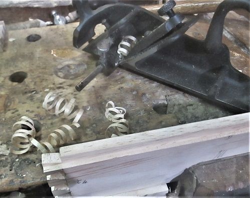 1481214649_BoxNo.2makingcurlies.JPG.f81067fc9b0b7d0ef84adbbdf7d6fded.JPG