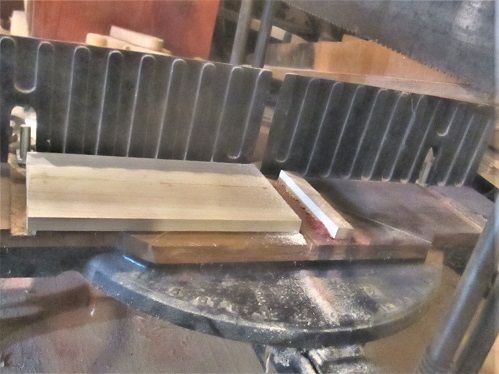 1902951800_ACedarBoxBottomcutforlength.JPG.37203d4970ecb313fd4e67ab8202211d.JPG