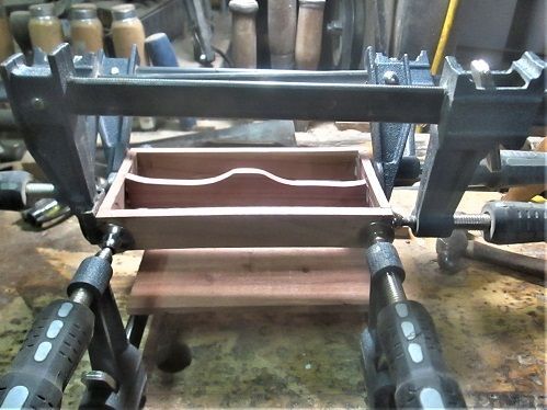 386162446_CedarTrayglue-up1.JPG.ed35e9ef9e5175c4aefaf9239a708a6c.JPG
