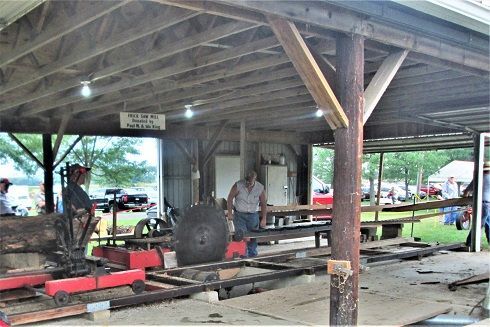 172864893_TractorFest2019sawmillproblems.JPG.a64fb0470e87c869bd8a2dcc0c7fd0af.JPG