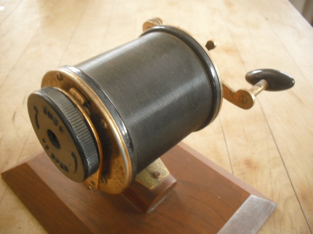 apsco-fishing-reel-pencil-sharpener.jpg.ed97d05e81e2f96fb708a7ac085329bc.jpg