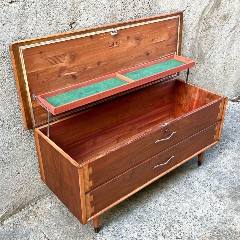 lane cedar chest 1.jpg