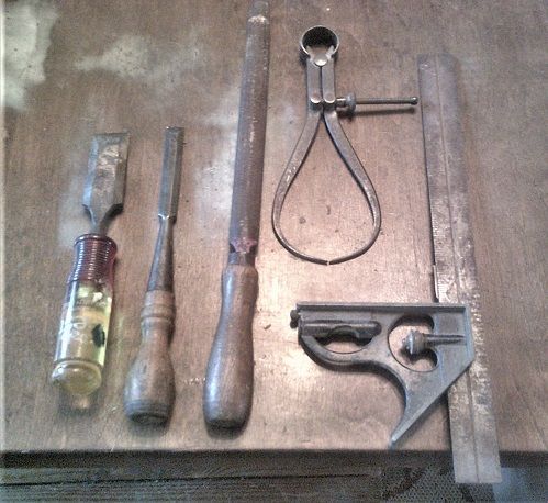 YardSaleFriday1tools.JPG.1d947a808e5b4e7fd252633fe5d1a9de.JPG