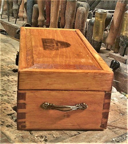 AugustBoxProjectPostHandle.JPG.bd2ecf1230699d0e01fba0870cb13fe6.JPG