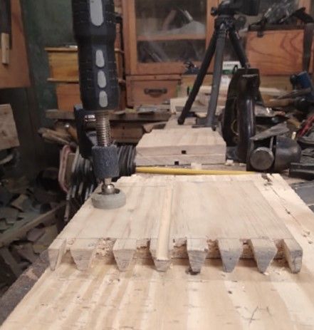 ChiselCaseDovetailpinsdone.jpg.5c97577ae03eb532992db8fb934c04fa.jpg