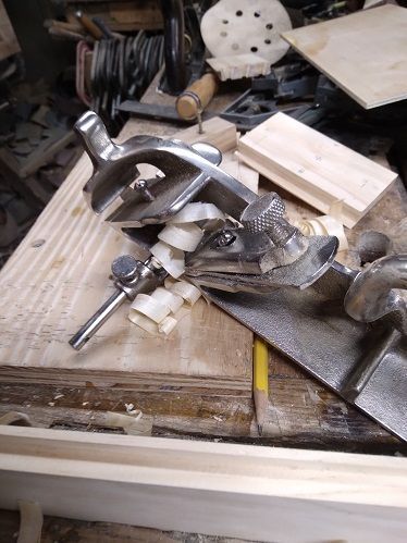 ChiselCaseDrawershavings.jpg.497a1bab32fba71eafe47b37ac943c41.jpg