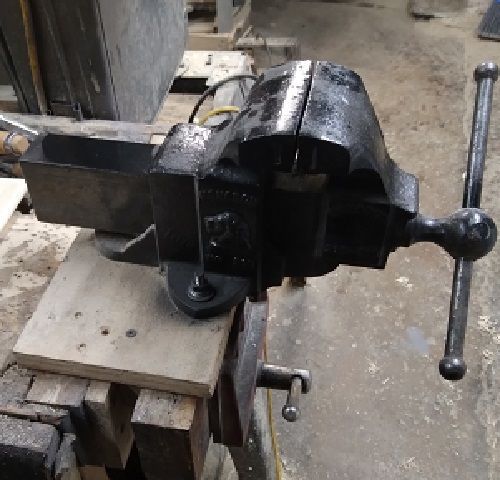 ChiselCaseMetalworkMonarchVise.jpg.19bb343e969b8614c6af6f37a96cc6dd.jpg
