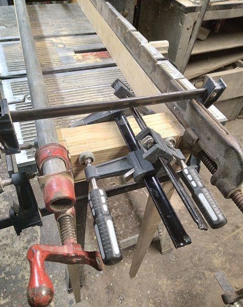 SofaTableBuildGlueupClampingdetails.jpg.bc3a8ea6afc0cf8c707901d7894ef994.jpg
