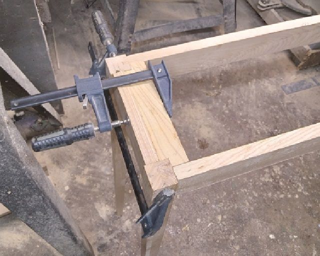 SofaTableBuildGlueuppre-setclamp.jpg.187cece65c951f86e9829438bc0ff3a9.jpg