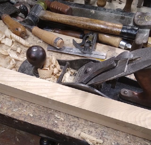 SofaTableBuildLegWorkFancyGrain.jpg.a16d7f5984eff994e80b6cba1aa5194f.jpg