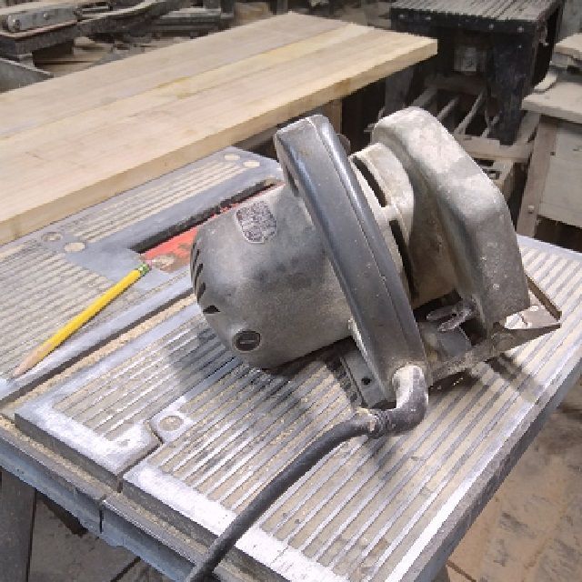 SofaTableBuildTopTrimSaw.jpg.3415998c277fe811cc7c87b060218890.jpg