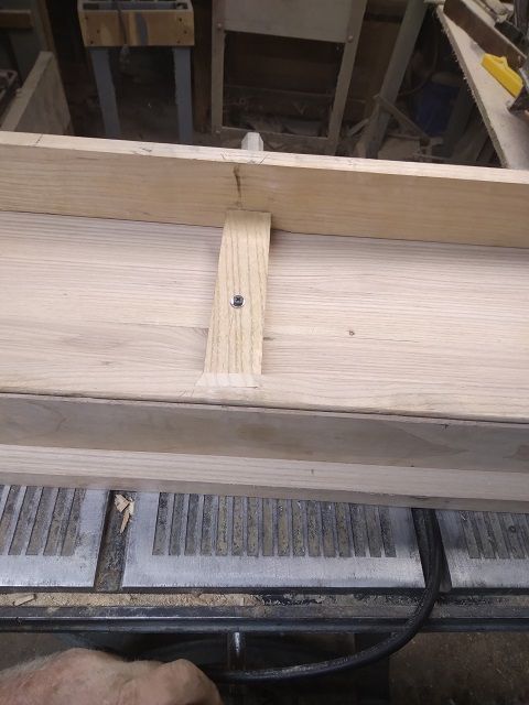 SofaTableBuildbaseinstallfirstone.jpg.08dd95274e67baa0c2327688ea440d2d.jpg