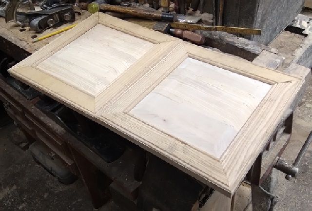 BathroomProjectDoorsreadytosand.jpg.ee1ca16020629fb5cf2909b383dcecd7.jpg