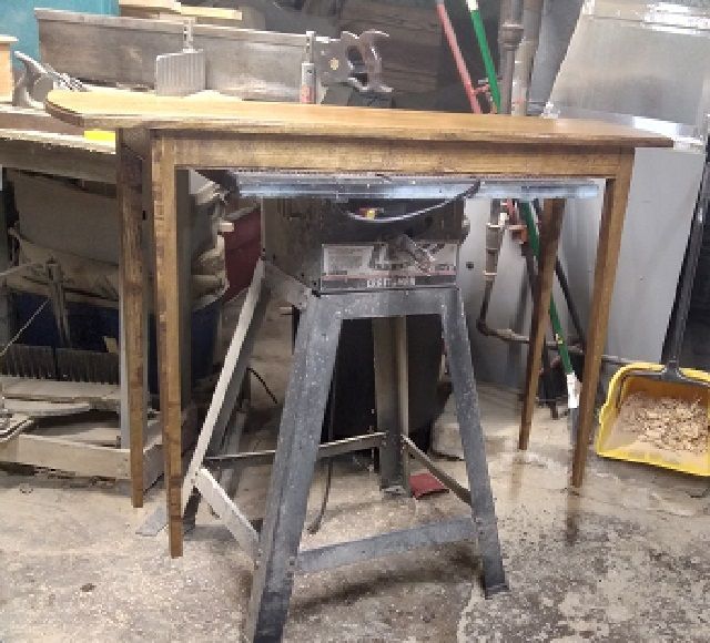 SofaTablevarnishingworkarea.jpg.5dd6f82493c8e67f6a86a9f539b9b2f3.jpg