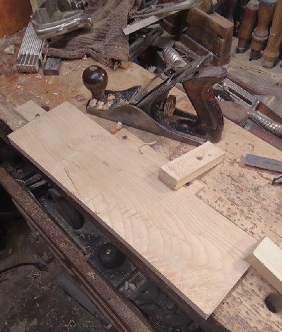 LinenClosetDoor2workingthegrain.jpg.1299f5bbde16939f99cb20181898e04f.jpg