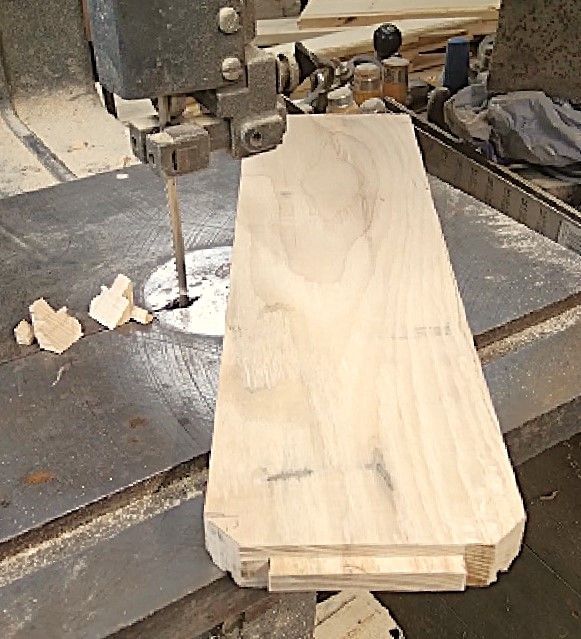 LinenClosetDoor3Fri.cutthemiters.jpg.f73f77cc12eb409dbe51a04b9b5912a8.jpg