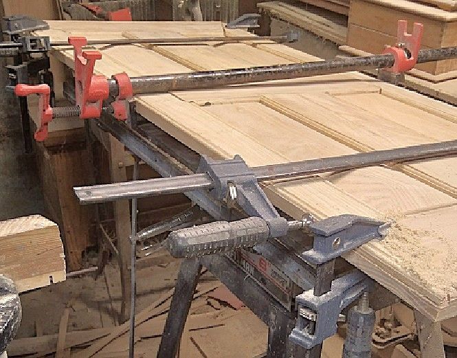 LinenClosetDoor3Glue-upenoughclamps.jpg.c2ff8d358f285f1db6282fc17e9750de.jpg