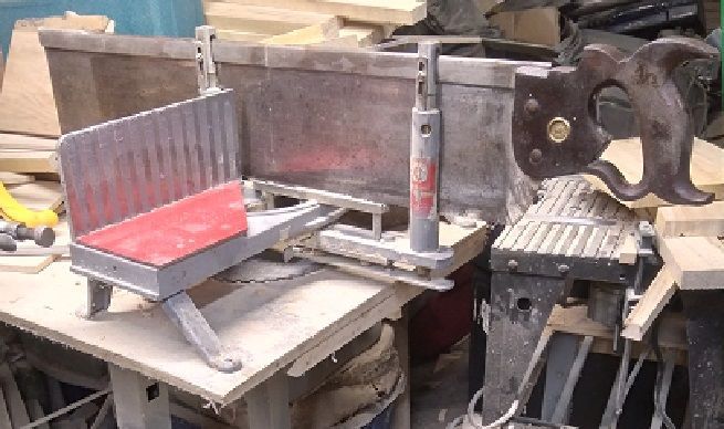 LinenClosetDoor3MitersMitreBoxSaw.jpg.60791c5313276dad029798a39b9db33b.jpg